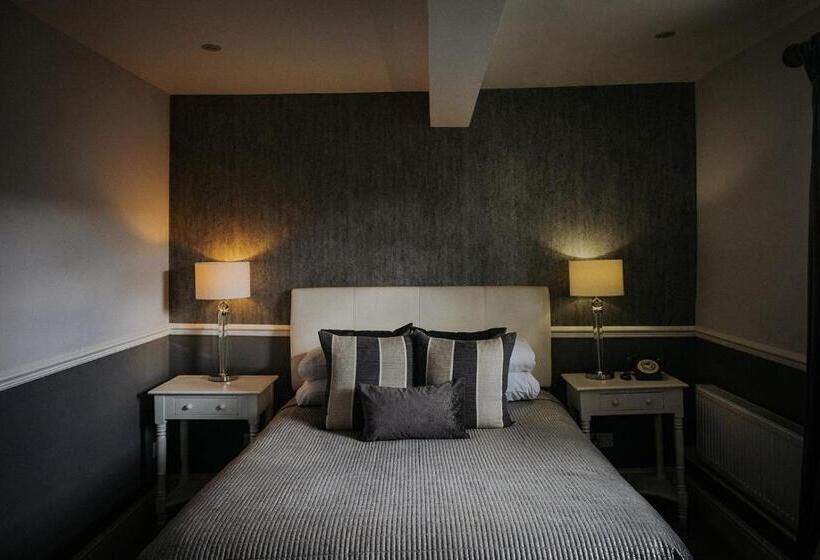 هتل The Lake Isle Restaurant With Rooms