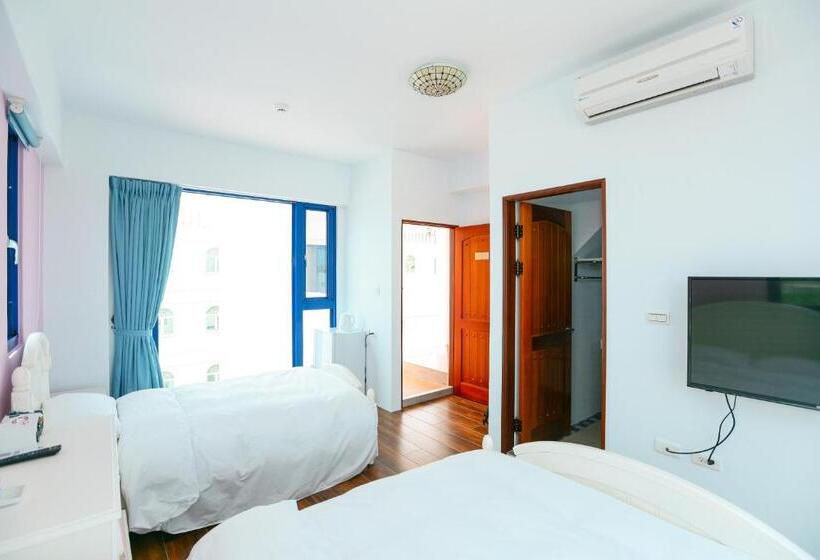 تختخواب و صبحانه Travel Light House