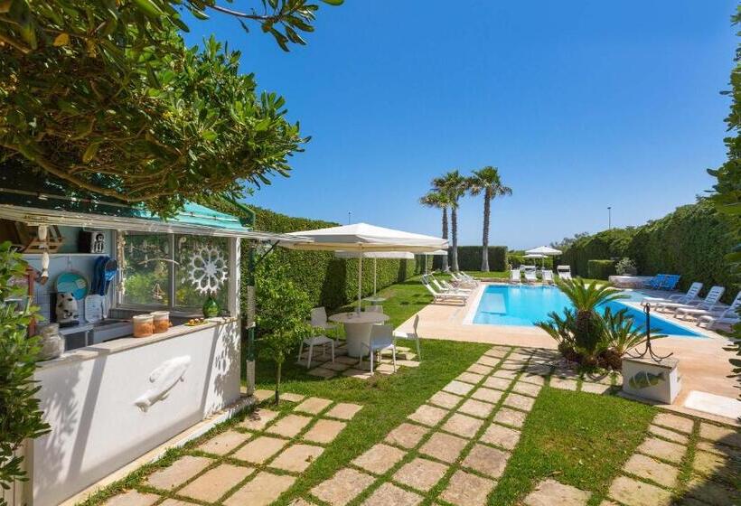 Residence Punta Cassano   In Piscina Sulla Spiaggia Di Sabbia