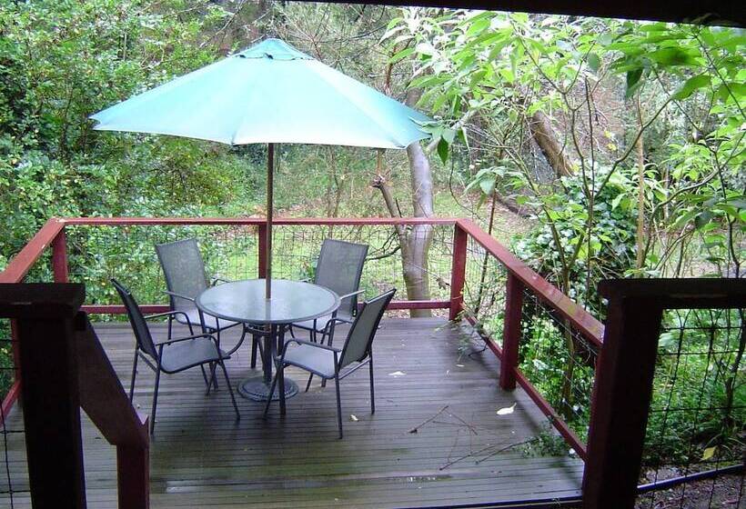 Stone's Throw Cottage Bed And Breakfast