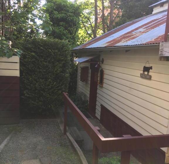 Stone's Throw Cottage Bed And Breakfast