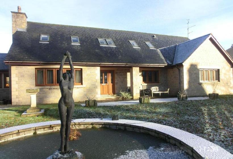 مبيت وإفطار The Hollies On The Wall