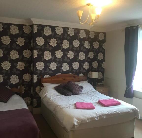 مبيت وإفطار The Penruddocke Arms