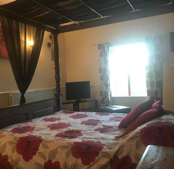 مبيت وإفطار The Penruddocke Arms