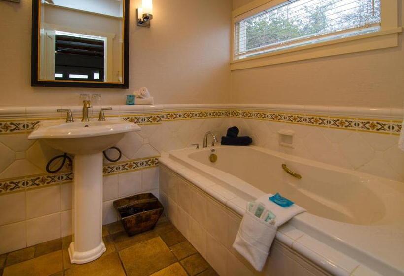 فندق Galiano Oceanfront Inn & Spa