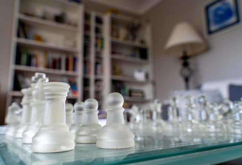 Hotel Coral Gables Guesthouse & Campsite