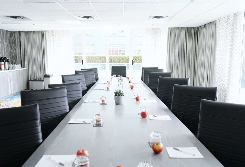 هتل Hampton Inn And Suites By Hilton, Downtown Vancouver