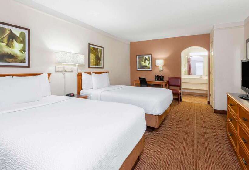 בית מלון כפרי La Quinta East Deerfield Beach   Boca Raton