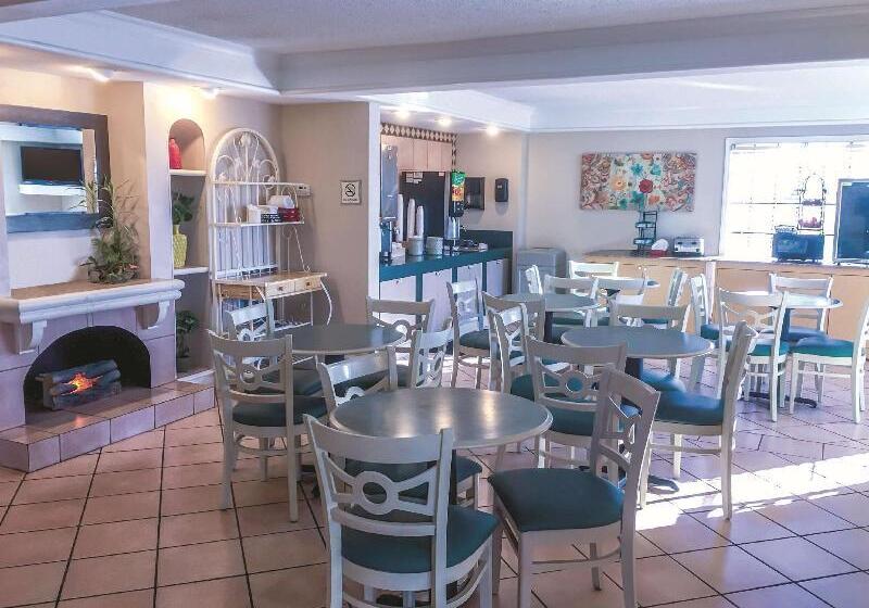 هتل La Quinta Inn By Wyndham Moline Airport