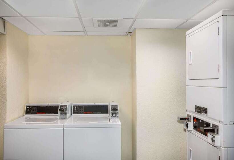 هتل La Quinta By Wyndham Austin Southwest