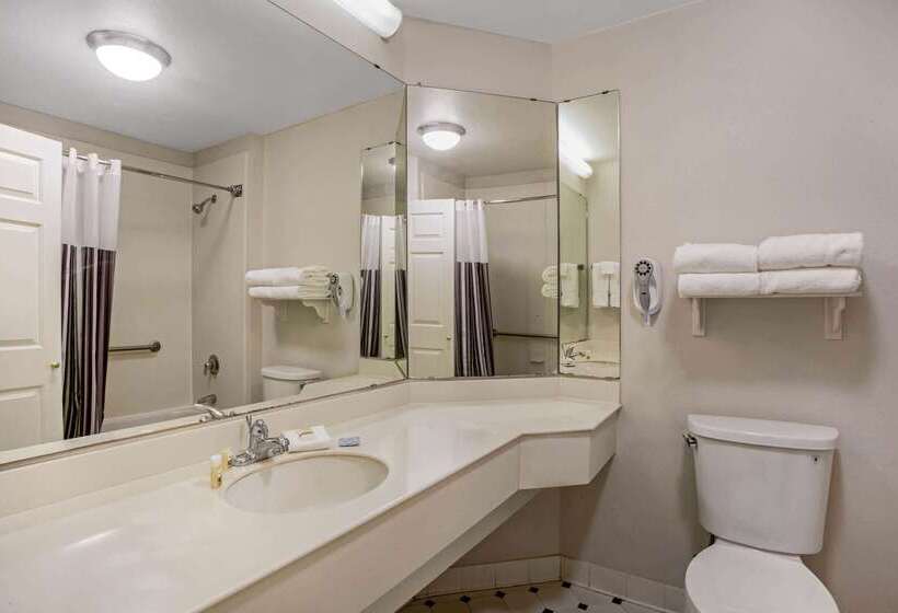 هتل La Quinta By Wyndham Winston Salem