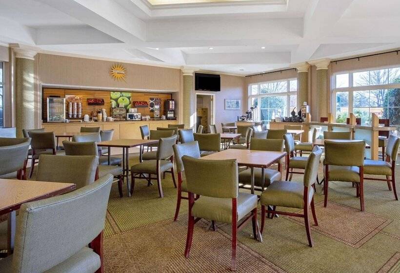 هتل La Quinta By Wyndham Winston Salem