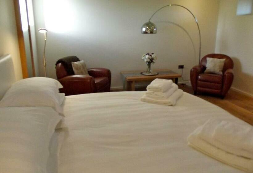 צימר The Suites At Pannells Ash