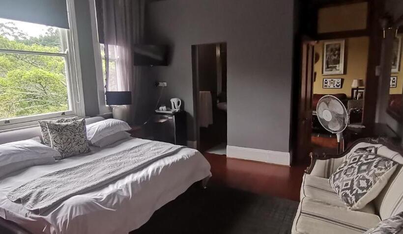 Bed and Breakfast Royston Hall Historical Guesthouse