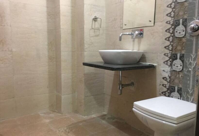 فندق Ratan Royal Inn