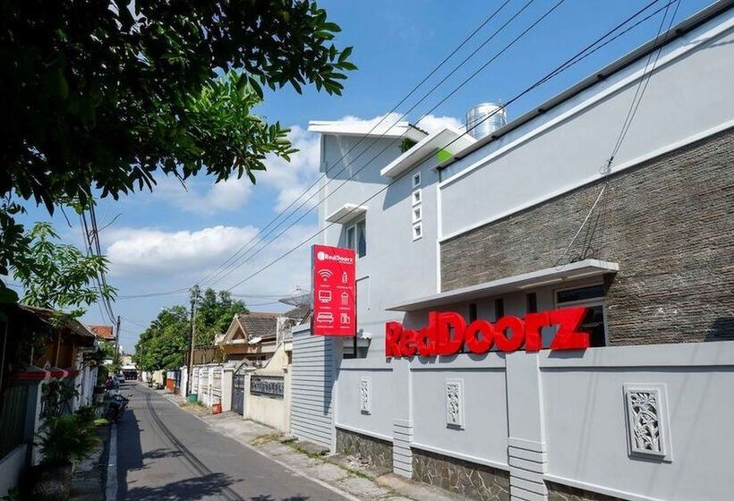 هتل Reddoorz Near Solo Square 3