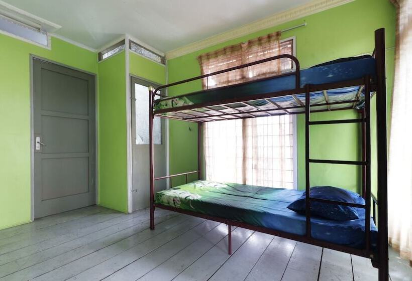 فندق Waroeng Transit & Depary Homestay