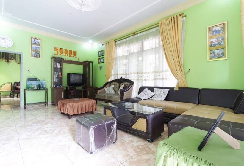 فندق Waroeng Transit & Depary Homestay
