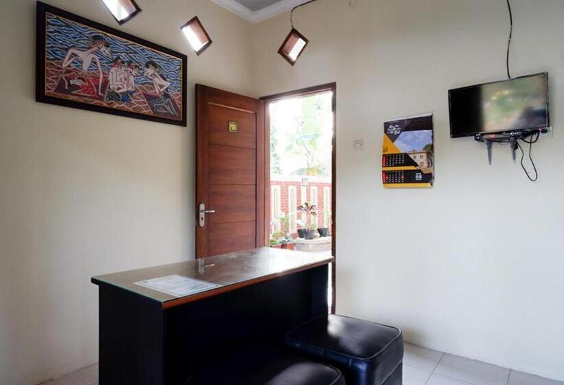 ペンション Reddoorz Syariah Near Alun Alun Pacitan 2