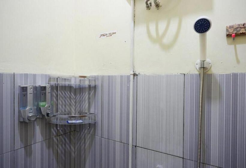 ペンション Reddoorz Syariah Near Alun Alun Pacitan 2