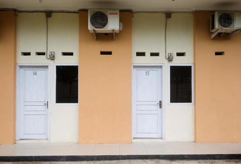 فندق صغير Reddoorz At Putri Syariah Brebes