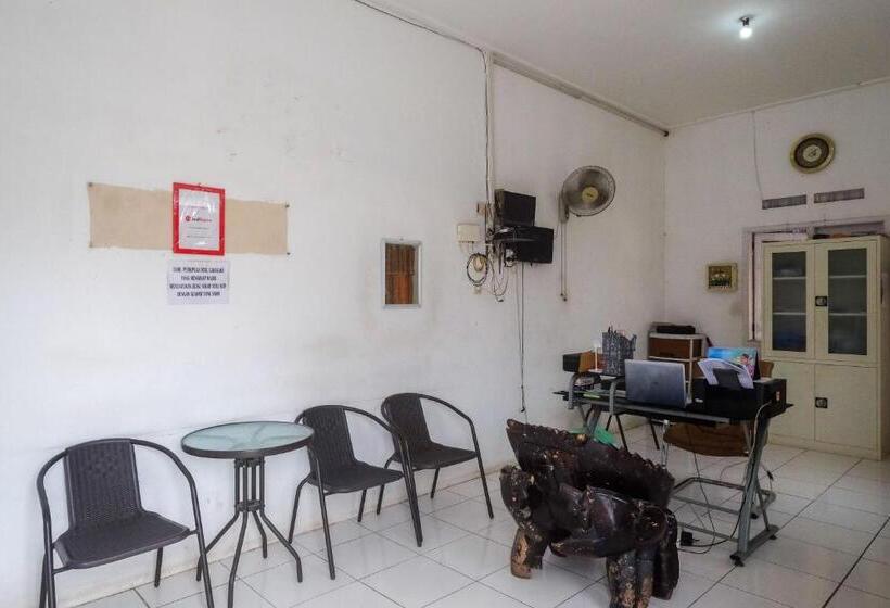 فندق صغير Reddoorz At Putri Syariah Brebes