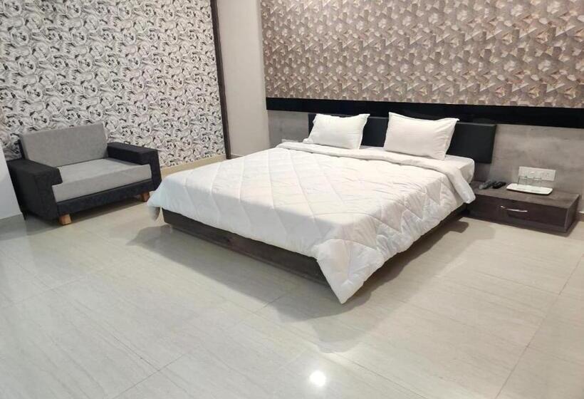 Отель The Grand Takshak