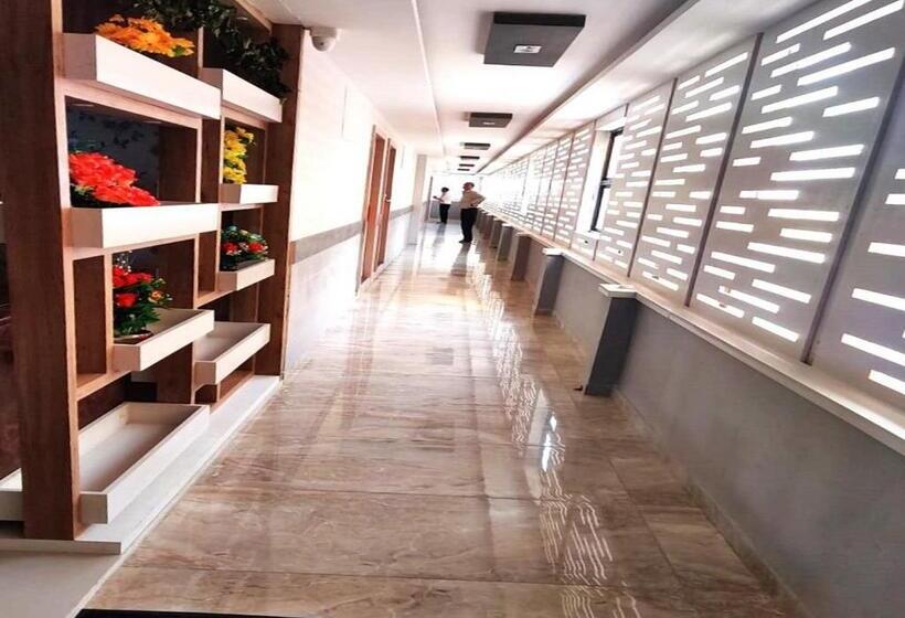 Отель The Grand Takshak