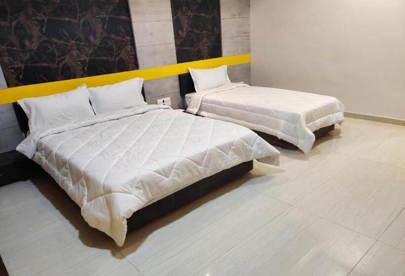 Отель The Grand Takshak