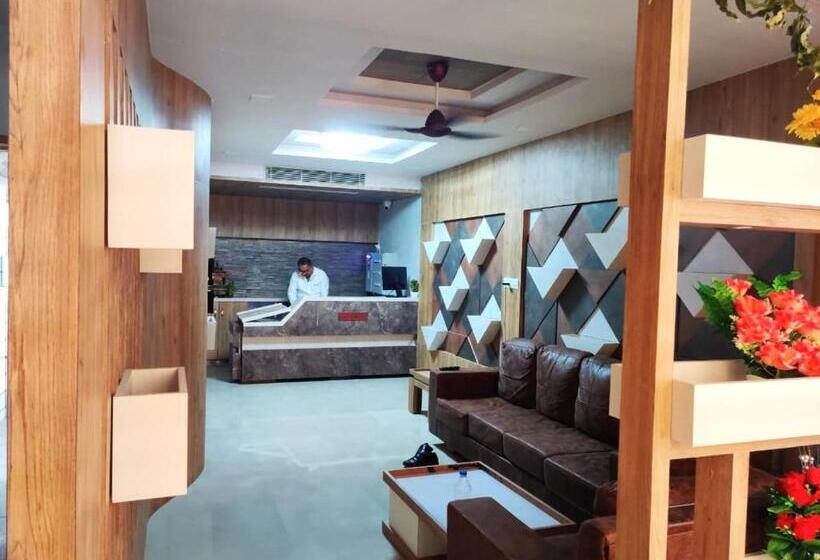 Отель The Grand Takshak