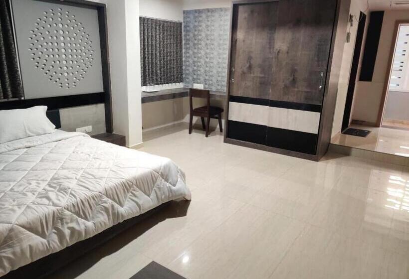 Отель The Grand Takshak