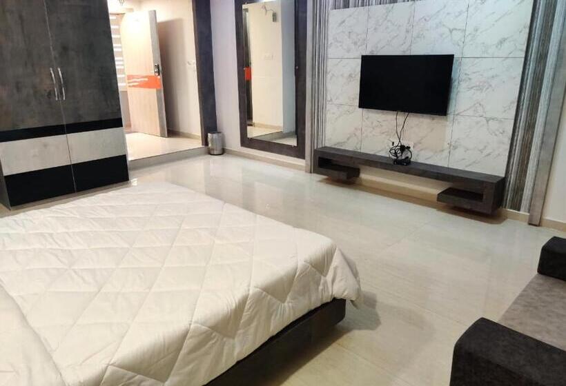 Отель The Grand Takshak