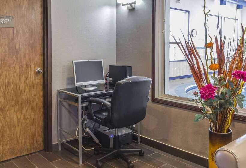 هتل Comfort Inn & Suites