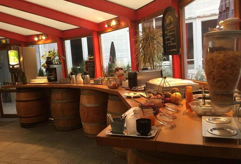 ホテル Hôtel   Restaurant Au Tonnelier