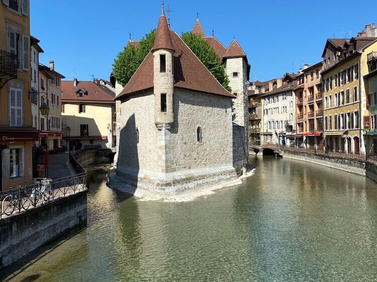 Отель Logis Hôtel Annecy Nord / Argonay