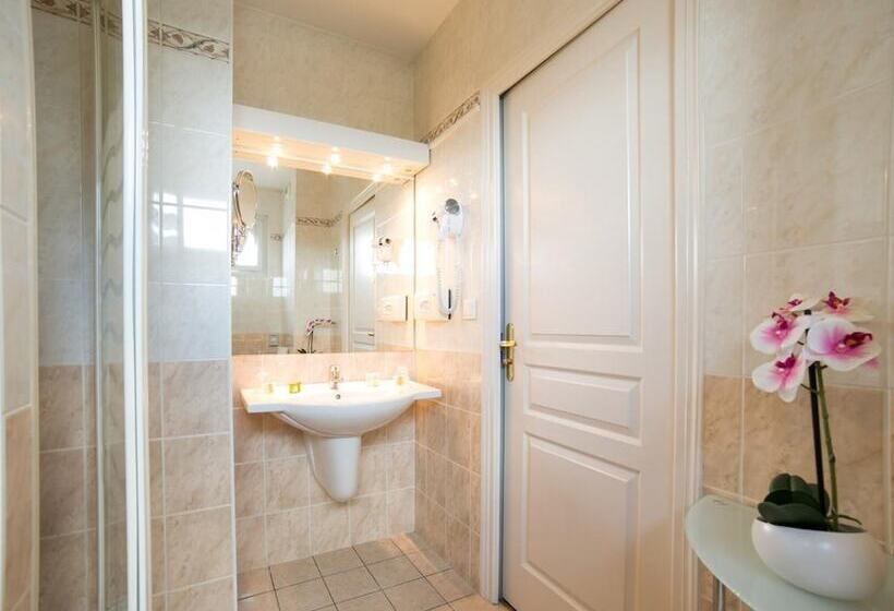 هتل Logis Auberge De La Rose
