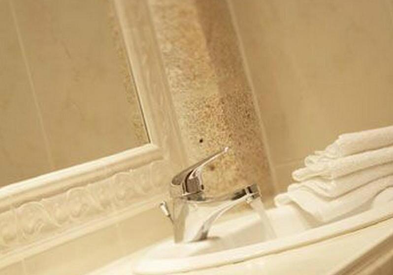 هتل Logis Hôtel Le Cheval Blanc