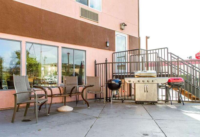 Отель Rodeway Inn & Suites