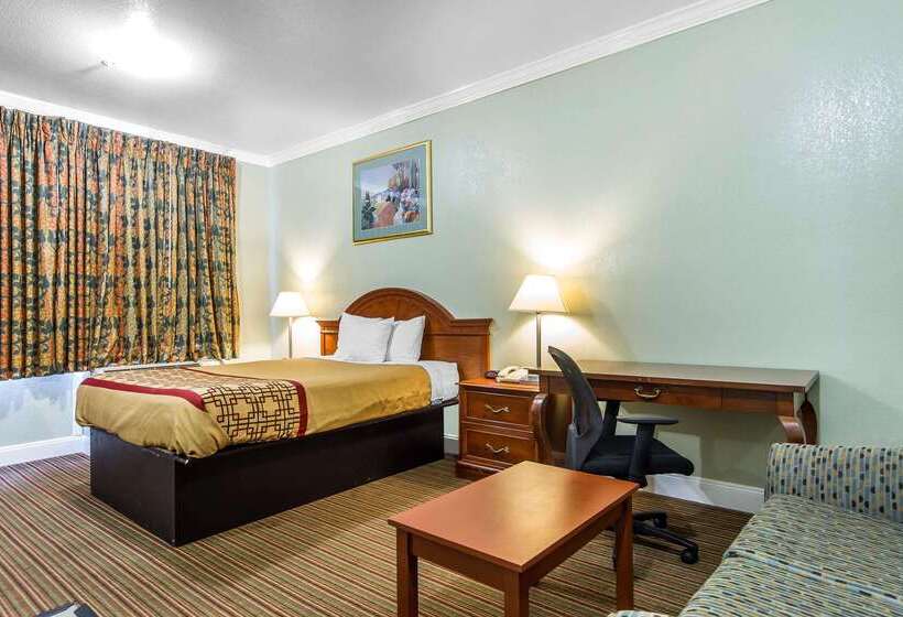 Отель Rodeway Inn & Suites