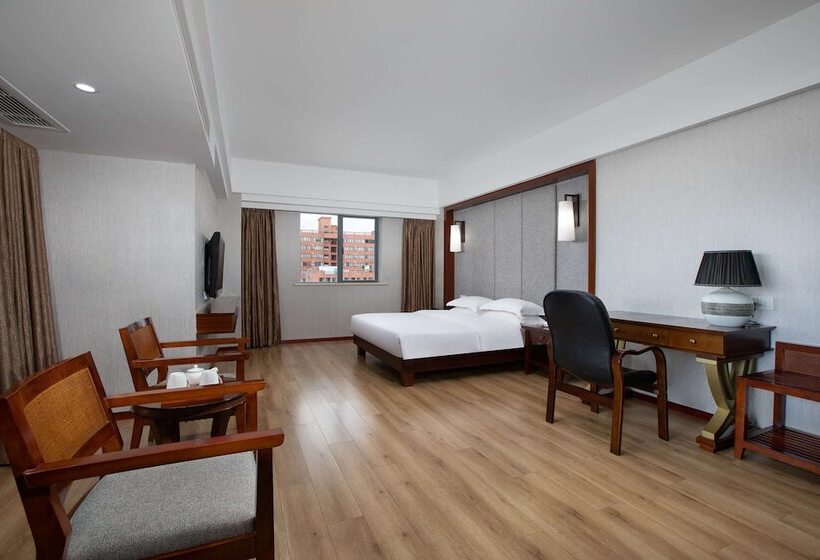 בית מלון כפרי Ramada Encore By Wyndham Qionghai Downtown