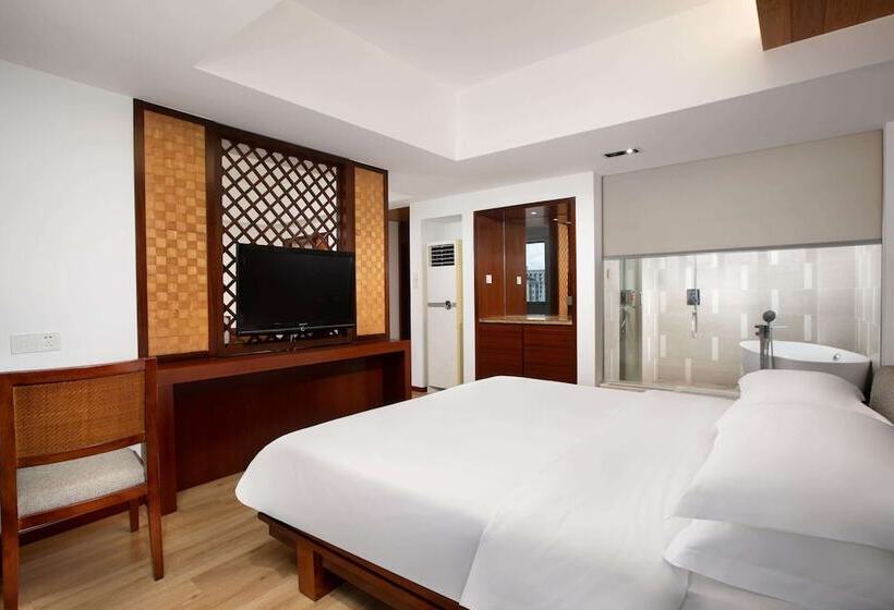 בית מלון כפרי Ramada Encore By Wyndham Qionghai Downtown