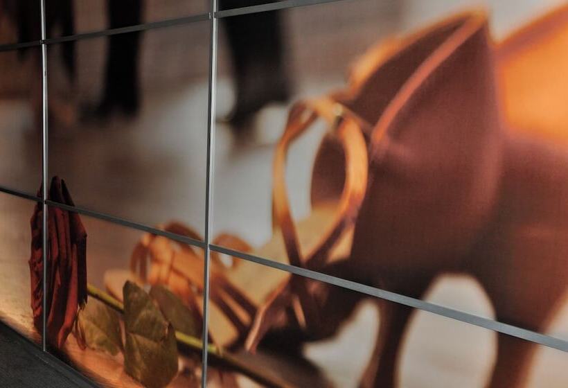 Broadway Hotel & Suites