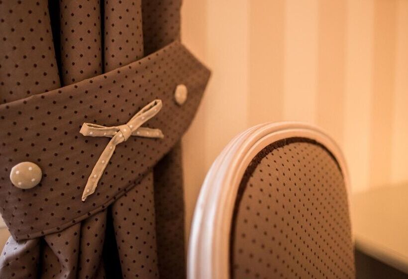 Отель L Auberge Du Port Des Roches