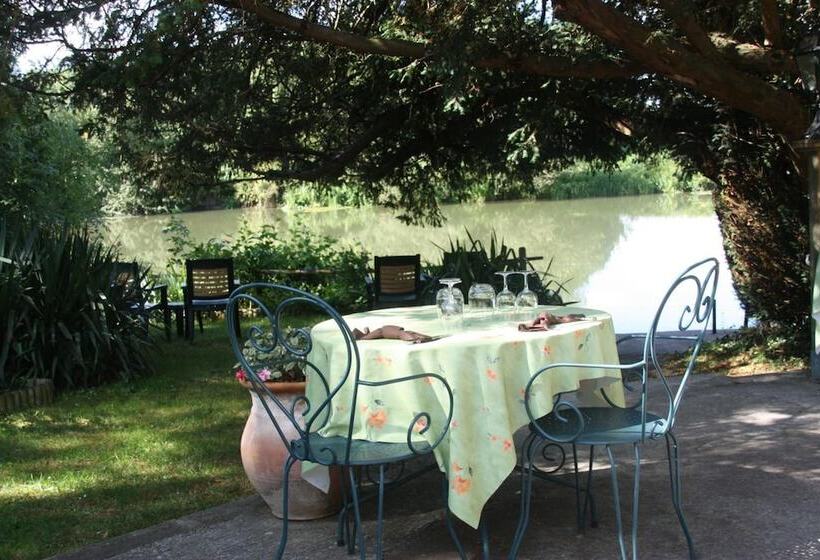 Отель L Auberge Du Port Des Roches