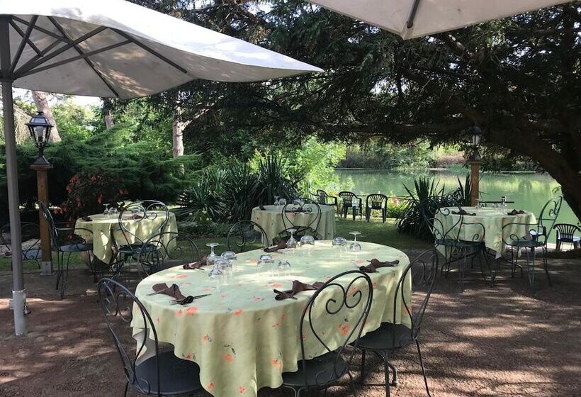 Отель L Auberge Du Port Des Roches