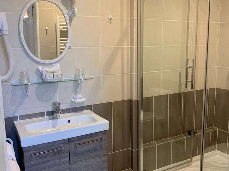 Отель L Auberge Du Port Des Roches