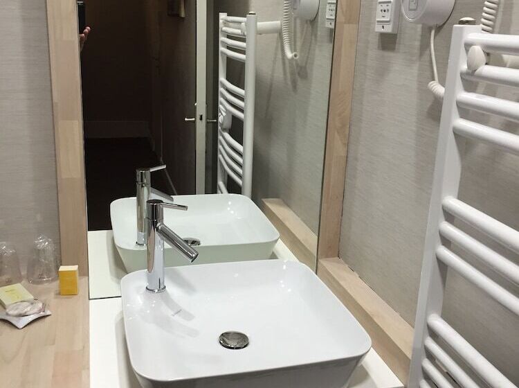 Logis Hotel Des Bourbons