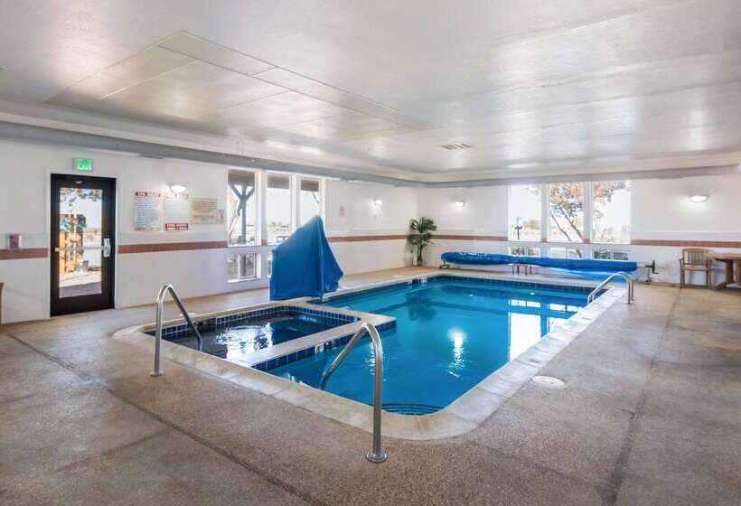 בית מלון כפרי Quality Inn & Suites West