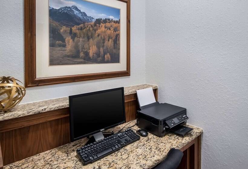בית מלון כפרי Quality Inn & Suites West