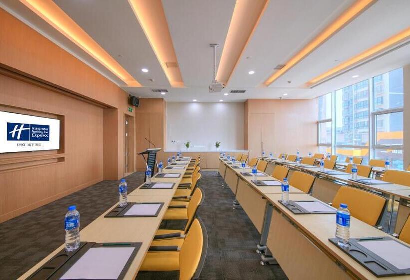 酒店 Holiday Inn Express Luoyang Yichuan, An Ihg